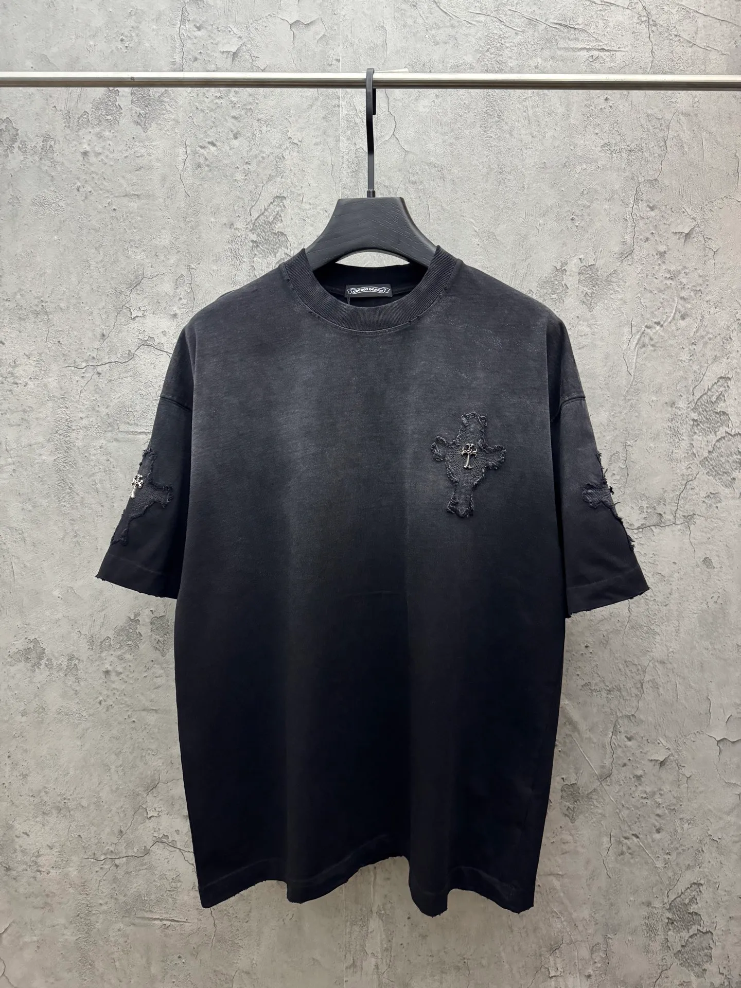 P240 top version, real shot without P, ​​different from market currency) 𝗖𝗵𝗿𝗼𝗺𝗲 𝗛𝗲𝗮𝗿𝘁𝘀/Croxin 2026 spring new original single counter American washed patch embroidered couple short sleeves 👑The highest version! Customized fabric 320 grams, washed and fried. Best-selling model at the counter. Very comfortable to wear. Accessories: Original molded and authenticated collar label➕100% silk wash label. Genuine purchase-grade original hangtag➕matching hanging rope➕3D hanging beads➕original packaging bag. Craftsmanship: The original version has consistent wiring! The highest version of the armhole matching technique! Color: Black Blue Size: S M L XL Style No.: 5207